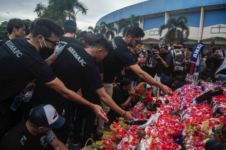 Tabur bunga dan doa bersama tersebut sebagai bentuk duka cita atas jatuhnya ratusan korban jiwa pada tragedi di Stadion Kanjuruhan. 