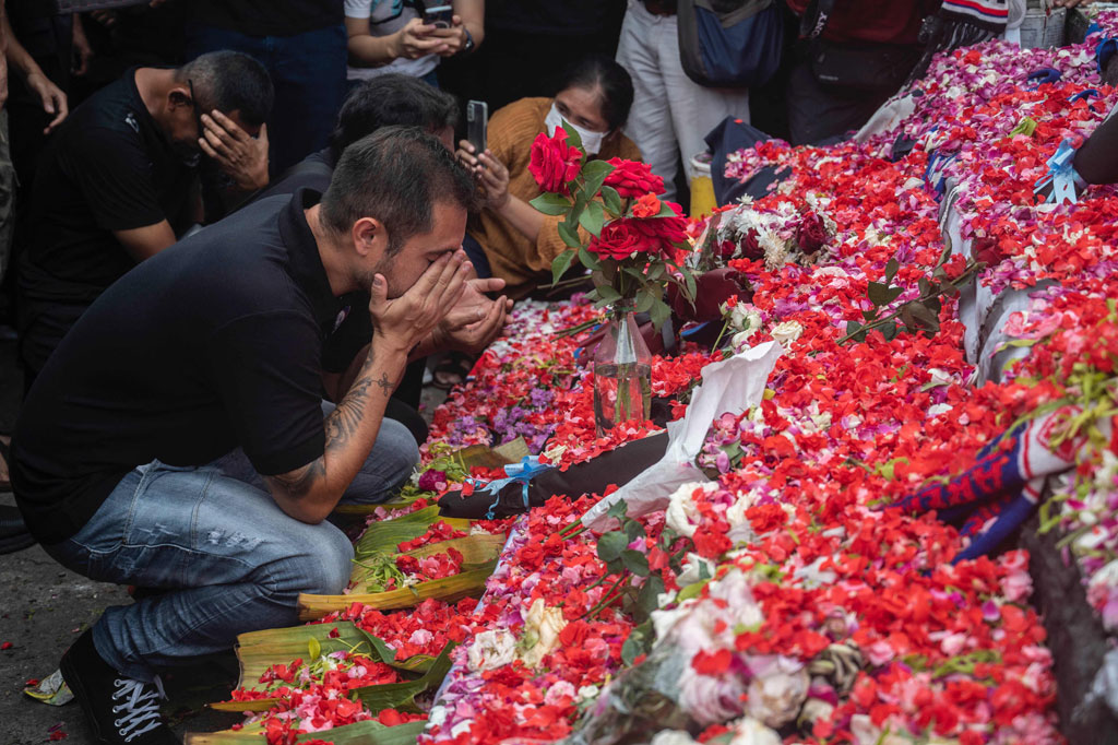 Derai air mata mewarnai acara tabur bunga tersebut.