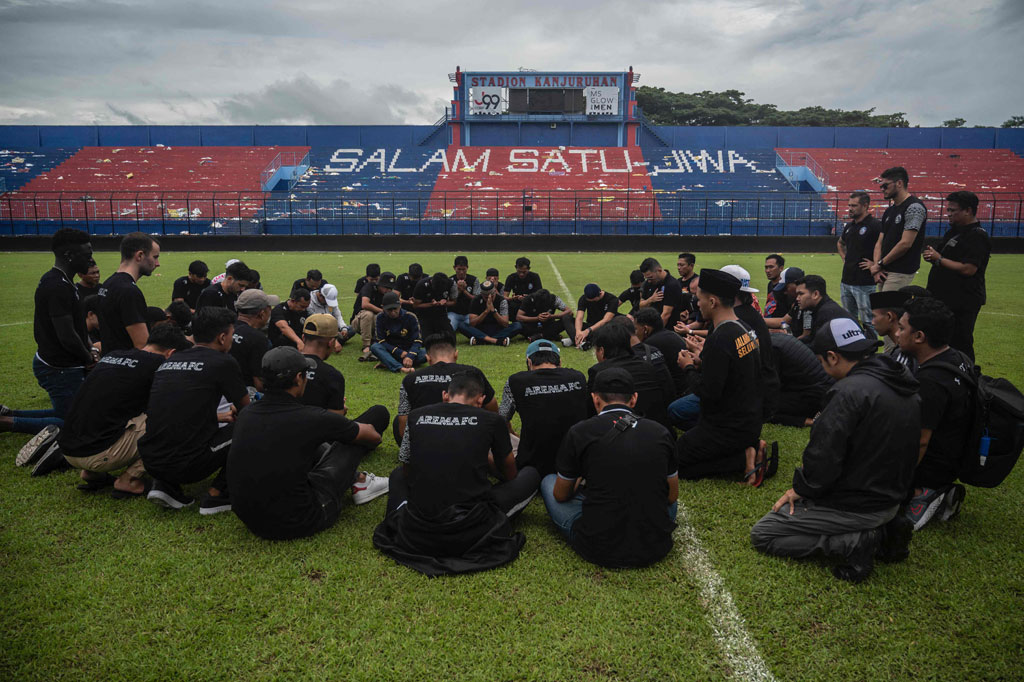 Sejumlah pemain dan official Arema FC juga memanjatkan doa di tengah-tengah Stadion Kanjuruhan.