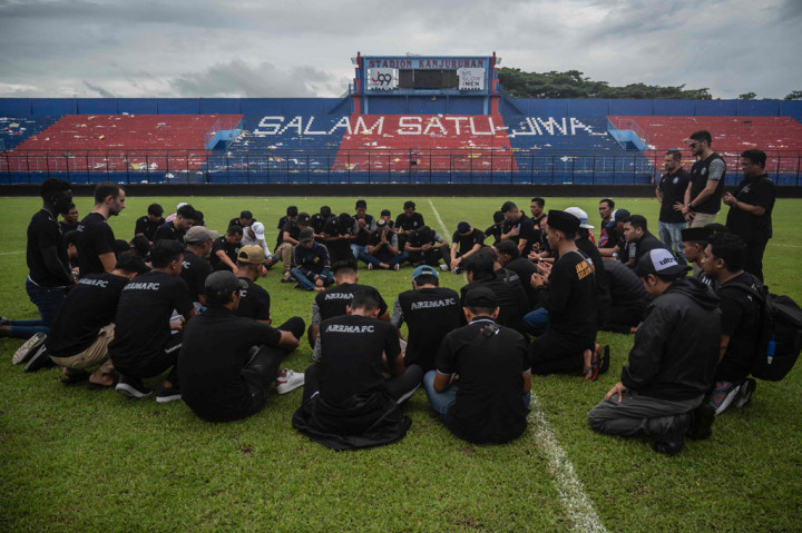 Sejumlah pemain dan official Arema FC juga memanjatkan doa di tengah-tengah Stadion Kanjuruhan.