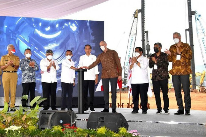 Presiden Joko Widodo melakukan peletakan batu pertama atau groundbreaking pabrik PT Wavin Manufacturing Indonesia di Kawasan Industri Terpadu Batang (KITB), Kabupaten Batang, Provinsi Jawa Tengah, pada Senin, 3 Oktober 2022.