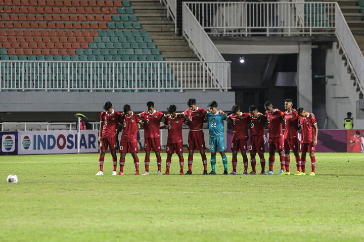 Penggawa Tim Nasional U-17 Indonesia mengheningkan cipta ('minute of silence') untuk para korban Tragedi Kanjuruhan, sebelum pertandingan melawan Tim Nasional U-17 Guam dalam laga Grup B Kualifikasi Piala Asia U-17 2023 di Stadion Pakansari, Cibinong, Kabupaten Bogor, Jawa Barat, Senin, 3 Oktober 2022.