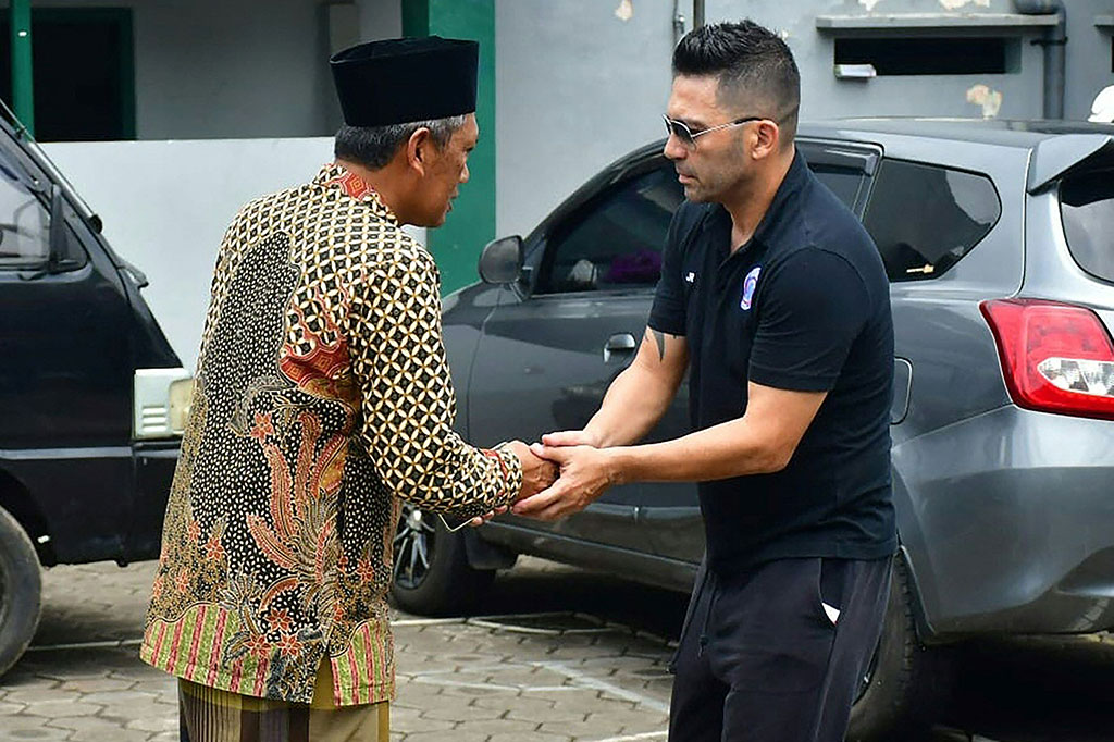 Pelatih Arema, Javier Roca mengucapkan bela sungkawa ke keluarga korban Tragedi Stadion Kanjuruhan, saat bertakziah ke rumah duka di wilayah Gondanglegi, Kabupaten Malang, Jawa Timur, Senin, 3 Oktober 2022.