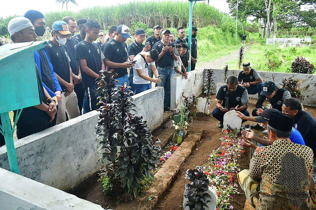 Para pemain dan pelatih Arema kemudian berziarah dan berdoa di makam korban tragedi Kanjuruhan di Gondanglegi.