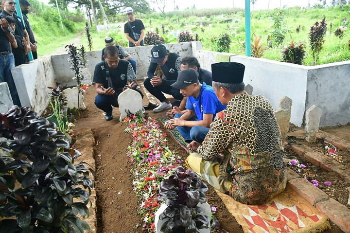 Takziah dan ziarah kubur korban Tragedi Kanjuruhan tersebut dimaksudkan untuk berbela sungkawa, mendoakan sekaligus memberikan bantuan dan menguatkan mental keluarga korban.