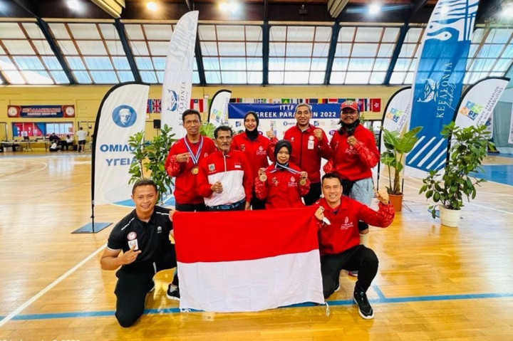 Sejumlah atlet para tenis meja Indonesia menunjukkan medali yang diraih dalam pro tour Yunani bertajuk ITTF Fa20 Argostoli Para Open 2022. 