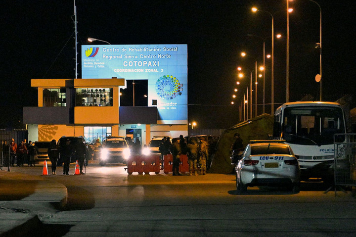 Polisi Ekuador berjaga di luar pusat rehabilitasi sosial Regional Sierra Centro Norte Cotopaxi, menyusul bentrokan antar-narapidana, di Latacunga, Ekuador selatan, pada Senin, 3 Oktober 2022 waktu setempat. 