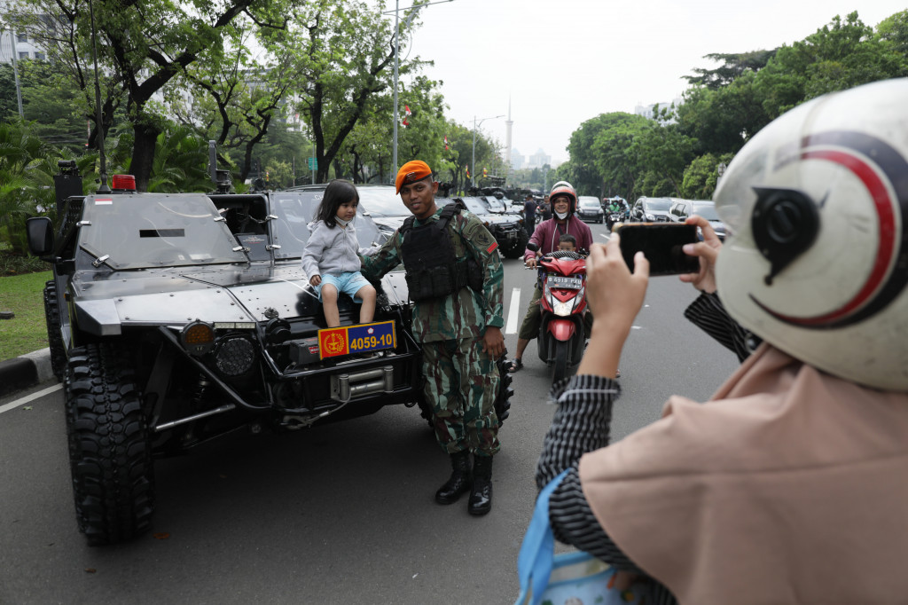 Parkirnya puluhan kendaraan tempur itu cukup menarik perhatian warga sekitar. Tak sedikit yang berhenti untuk berfoto dengan kendaraan tersebut.