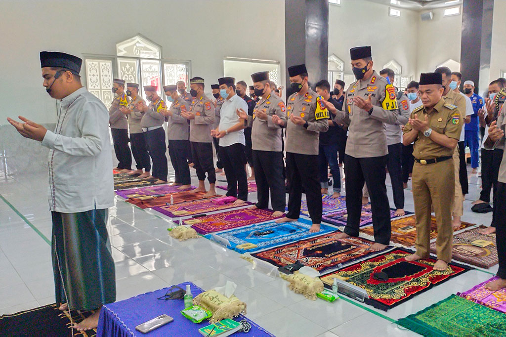 Kapolda Sulteng Irjen Rudy Sufahriadi, Wakapolda Sulteng Brigjen Hery Santoso, Walikota Palu Hadianto Rasyid yang merupakan Ketua Asprov PSSI Sulteng, dan para suporter serta klub sepak bola melaksanakan salat gaib dan doa bersama di Masjid Ar Rahman, Mako Polda Sulteng, Selasa, 4 Oktober 2022.