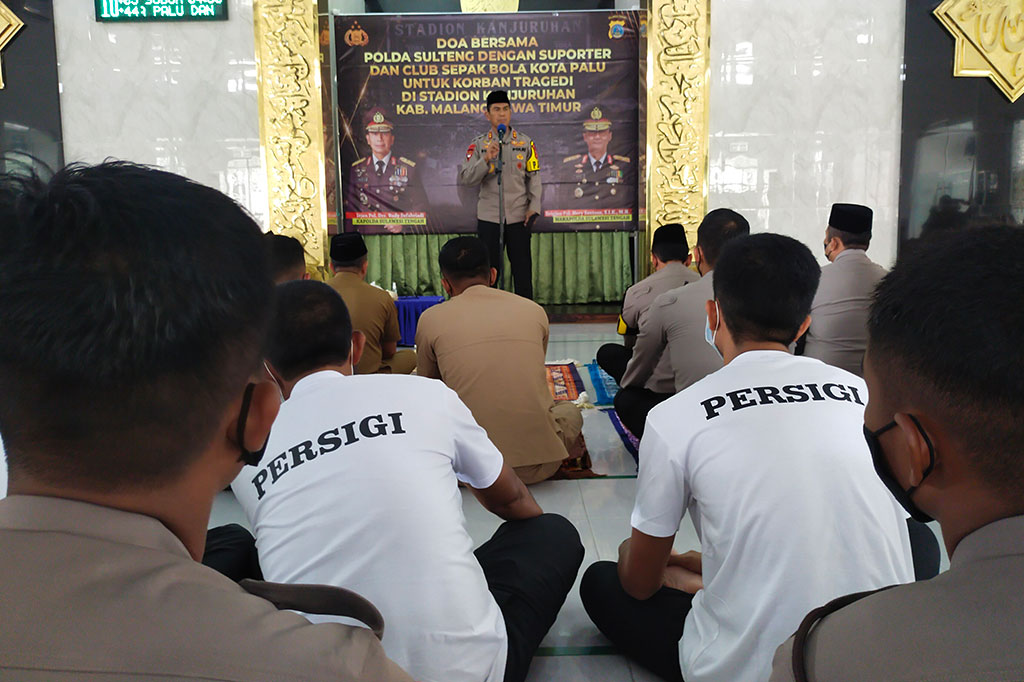 Salat gaib dan doa bersama untuk ratusan korban, termasuk anggota kepolisian yang meninggal akibat tragedi Stadion Kanjuruhan tersebut digelar oleh Kepolisian Daerah Sulawesi Tengah, sebagai wujud rasa prihatin, solidaritas, dan turut merasakan duka cita yang mendalam.