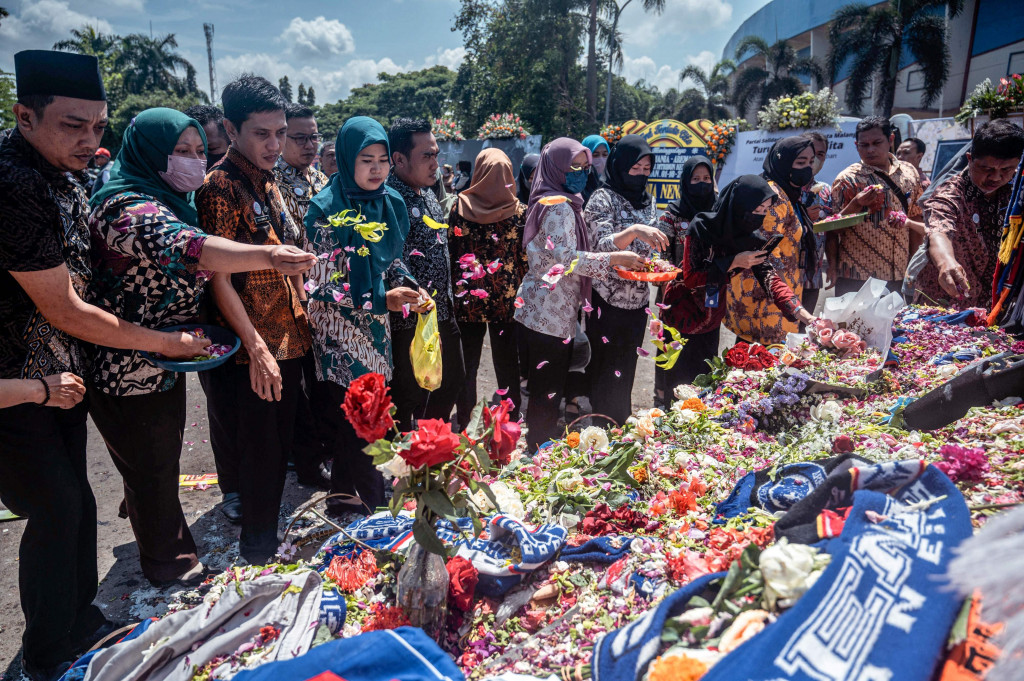 Mereka bergantian menabur bunga dan berdoa bersama sebagai bentuk duka cita atas jatuhnya ratusan korban jiwa pada tragedi di Stadion Kanjuruhan. 
