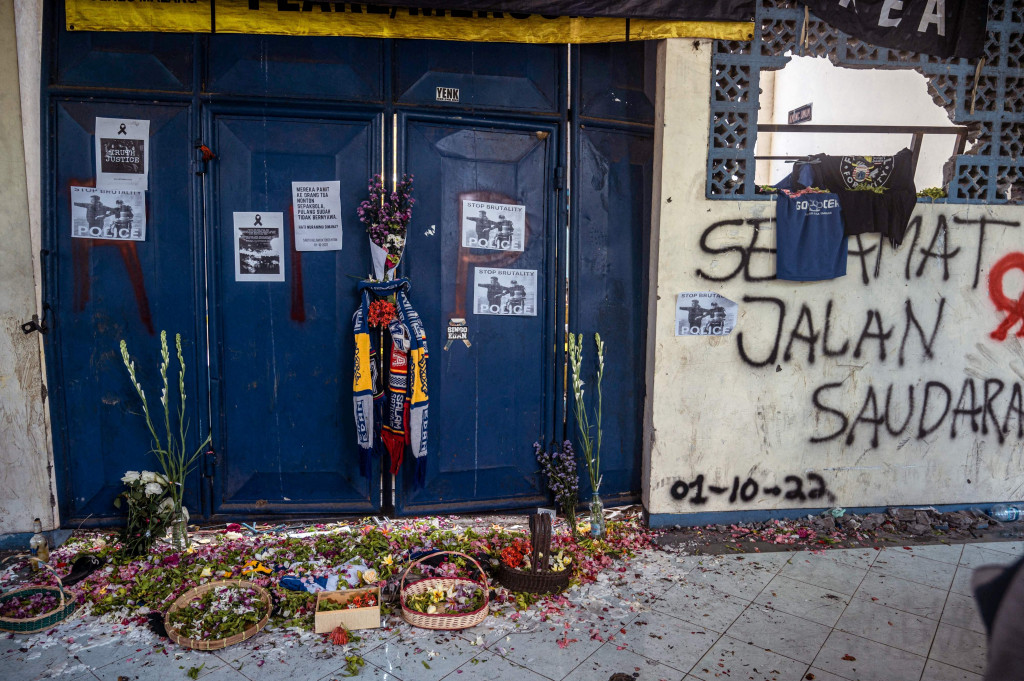 Tragedi di Stadion Kanjuruhan, berlangsung usai pertandingan antara Arema FC kontra Persebaya Surabaya dengan skor akhir 2-3, Sabtu 1 Oktober malam.