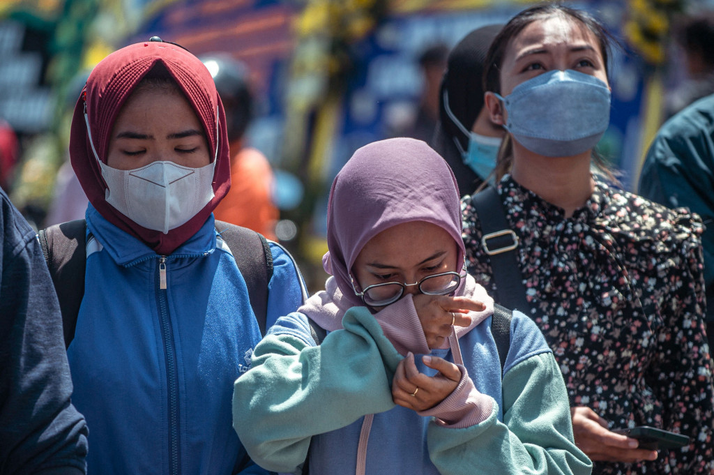 Sejumlah warga memberikan penghormatan kepada korban kerusuhan di stadion Kanjuruhan di Malang, Jawa Timur, pada Selasa, 4 Oktober 2022.