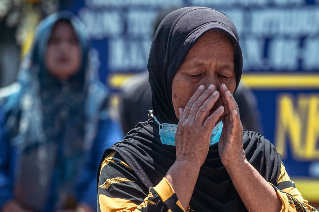 Seorang wanita menangis saat memberikan penghormatan kepada korban kerusuhan di stadion Kanjuruhan di Malang, Jawa Timur, pada Selasa, 4 Oktober 2022.