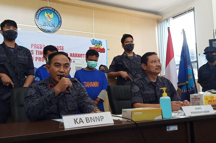 Kedua tersangka yang membawa narkoba itu adalah Hamdy (HA) dan Aan Irawan (AA). Selain 5 kg sabu, polisi juga menyita kendaraan yang digunakan untuk membawa sabu dari Palembang ke Sekayu, Kabupaten Musi Banyuasin.