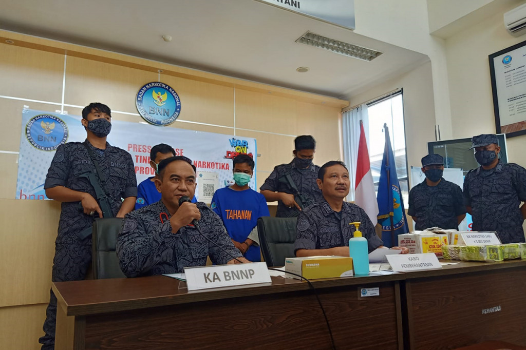 Badan Narkotika Nasional Provinsi Sumatera Selatan mengungkap kasus peredaran 5 kilogram sabu yang dibawa oleh dua kurir narkoba.