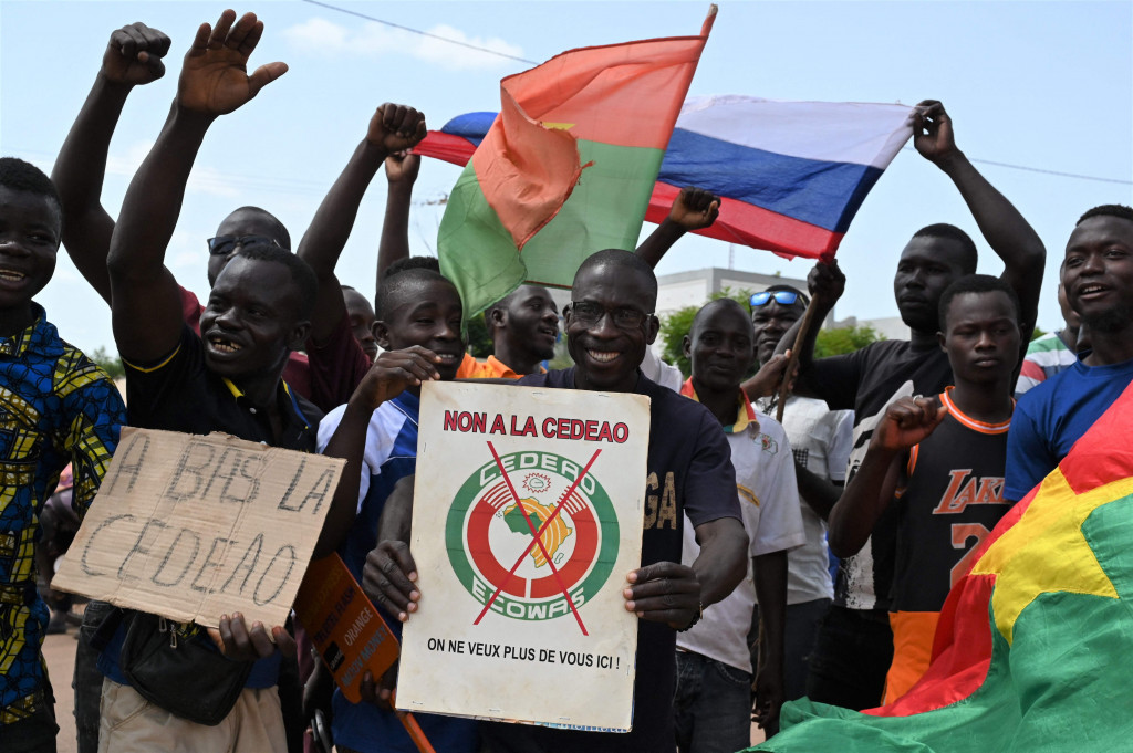 Kudeta kembali pecah di Burkina Faso untuk kedua kalinya sepanjang tahun. Pendukung Kapten Ibrahim Traore mengibarkan bendera Rusia saat mereka bersorak di jalan-jalan Ouagadougou, Burkina Faso, Selasa, 4 Oktober 2022. 
