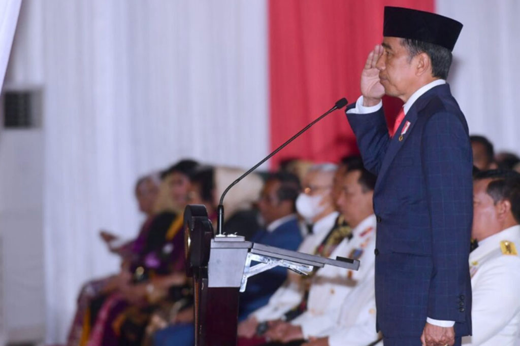 Presiden Joko Widodo (Jokowi), Selasa, 4 Oktober 2022 petang, menjadi Inspektur Upacara Parade Senja dan Penurunan Bendera Merah Putih yang digelar di bawah guyuran hujan deras di Lapangan Bela Negara, Kementerian Pertahanan, Jakarta.
