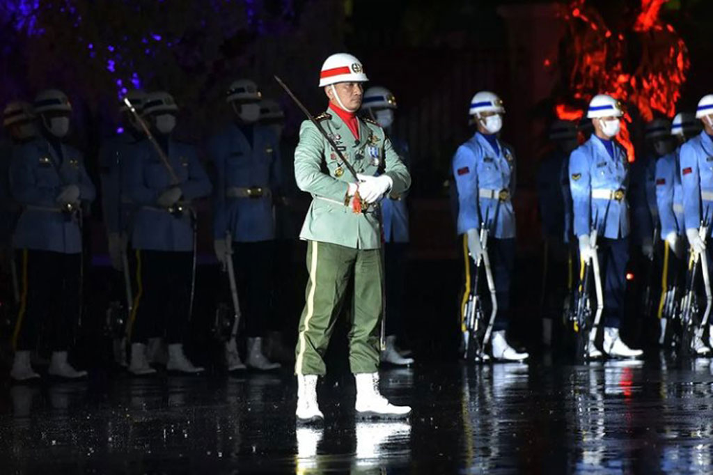Prosesi upacara dimulai dengan mengheningkan cipta yang dipimpin oleh Presiden Jokowi selaku inspektur upacara.
