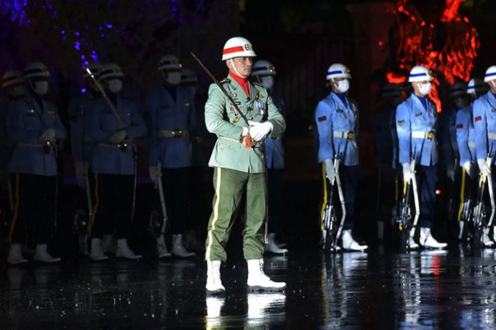 Prosesi upacara dimulai dengan mengheningkan cipta yang dipimpin oleh Presiden Jokowi selaku inspektur upacara.