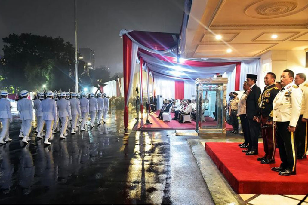 Selanjutnya Presiden Jokowi didampingi Menhan Prabowo Subianto beserta Panglima TNI Jenderal Andika Perkasa dan Kapolri Jenderal Listyo Sigit menyaksikan parade (defile) yang diikuti tiga matra TNI yakni TNI Angkatan Darat, TNI Angkatan Laut, dan TNI Angkatan Udara serta Kepolisian Negara Republik Indonesia.