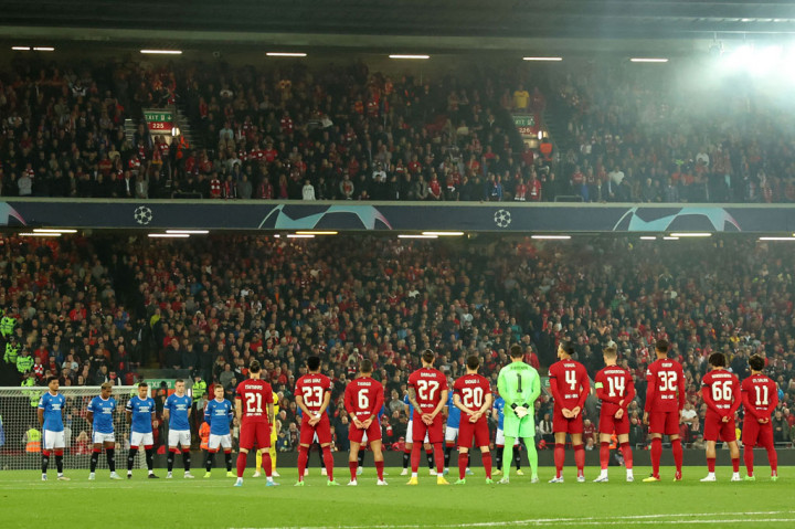 Para pemain dan ofisial mengheningkan cipta menjelang pertandingan sepak bola grup A Liga Champions UEFA antara Liverpool dan Glasgow Rangers di Anfield di Liverpool, Rabu, 5 Oktober 2022 dini hari WIB. Mengheningkan cipta selama satu menit pada pertandingan Liga Champions, Liga Europa, dan Liga Konferensi minggu ini untuk mengenang para korban tragedi Stadion Kanjuruhan, Malang. AFP PHOTO/Nigel Roddis