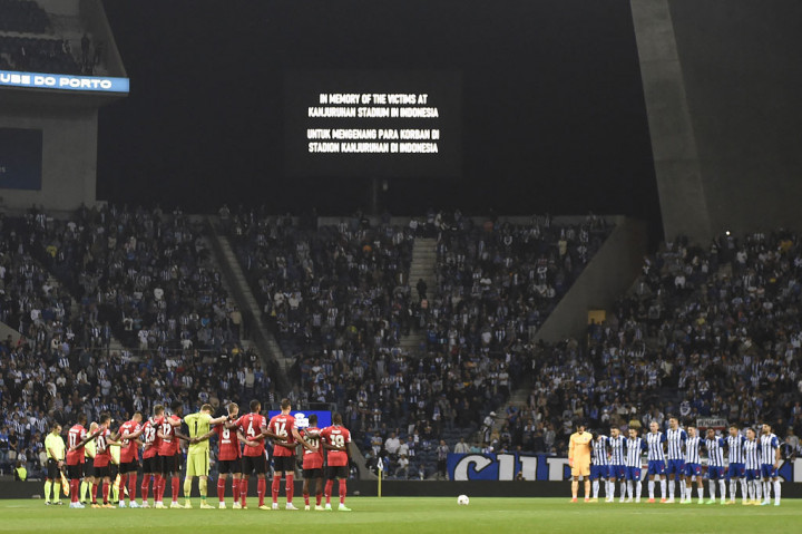Pemain kedua tim mengheningkan cipta untuk mengenang para korban Tragedi Kanjuruhan, sebelum dimulainya pertandingan sepak bola grup B babak pertama Liga Champions UEFA hari ke-3 antara FC Porto dan Bayer Leverkusen di stadion Dragao di Porto. AFP PHOTO/Miguel Riopa
