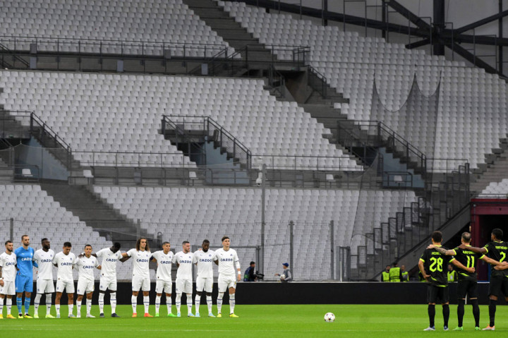 Pemain Olympique Marseille (OM) dan Sporting Lisbon memberikan penghormatan untuk para korban tragedi Stadion Kanjuruhan, sebelum pertandingan grup D Liga Champions UEFA, di Stade Velodrome, Marseille. AFP PHOTO/Nicolas Tucat