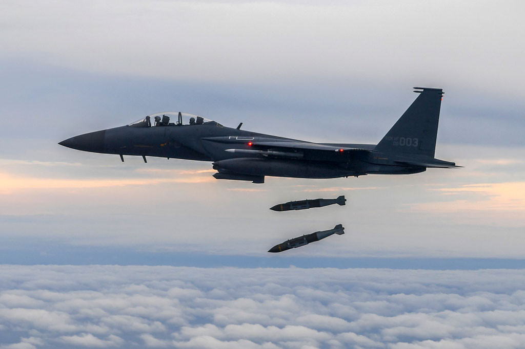 Pada hari Selasa, jet tempur Korea Selatan dan AS telah melakukan latihan pengeboman di sebuah sasaran di Laut Kuning.