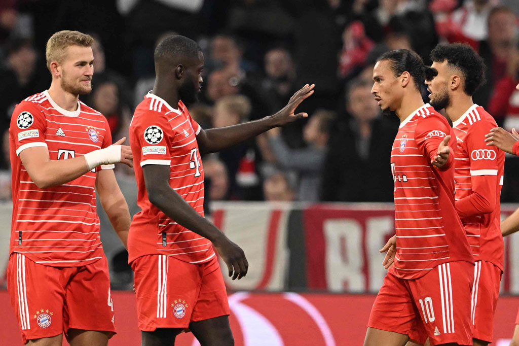 Bayern Muenchen hanya butuh tujuh menit untuk membuka keunggulan lewat sepakan kaki kiri Leroy Sane dari luar kotak penalti usai menerima umpan dari Jamal Musiala.