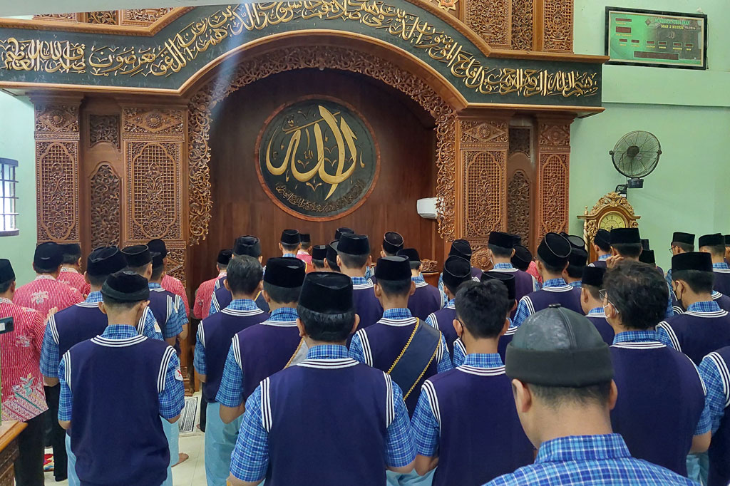 Pelajar Madrasah Aliyah Negeri (MAN) 2 Kudus, Jawa Tengah menggelar doa bersama dan salat gaib di Masjid komplek sekolah, Rabu, 5 Oktober 2022 pagi. 