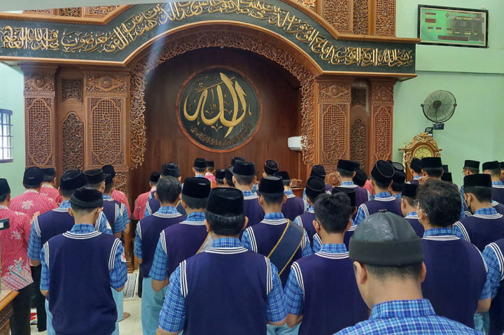 Pelajar Madrasah Aliyah Negeri (MAN) 2 Kudus, Jawa Tengah menggelar doa bersama dan salat gaib di Masjid komplek sekolah, Rabu, 5 Oktober 2022 pagi. 