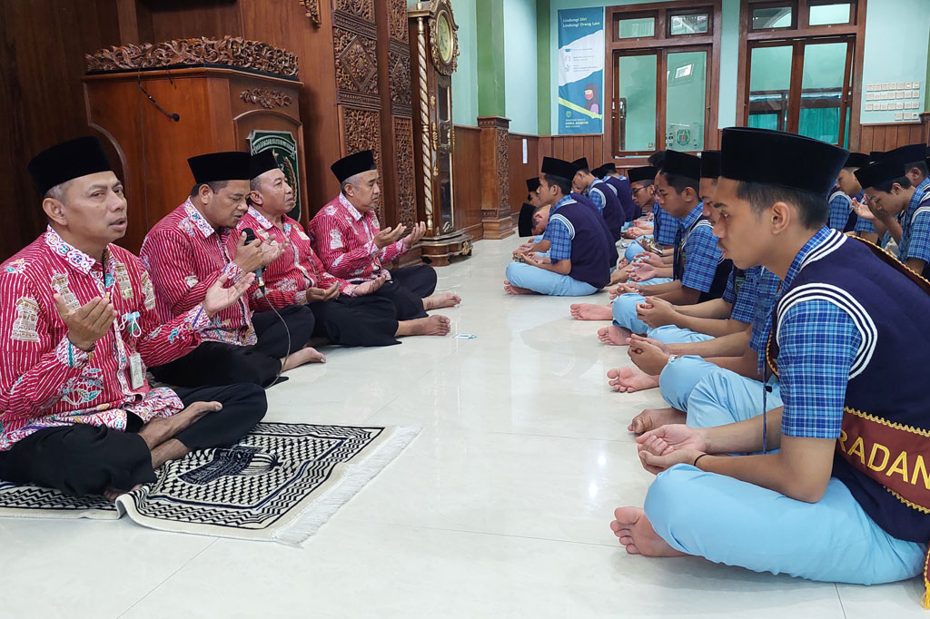 Aksi doa bersama dan salat gaib merupakan spontanitas dari keluarga besar MAN 2 Kudus. 