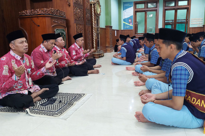 Aksi doa bersama dan salat gaib merupakan spontanitas dari keluarga besar MAN 2 Kudus. 