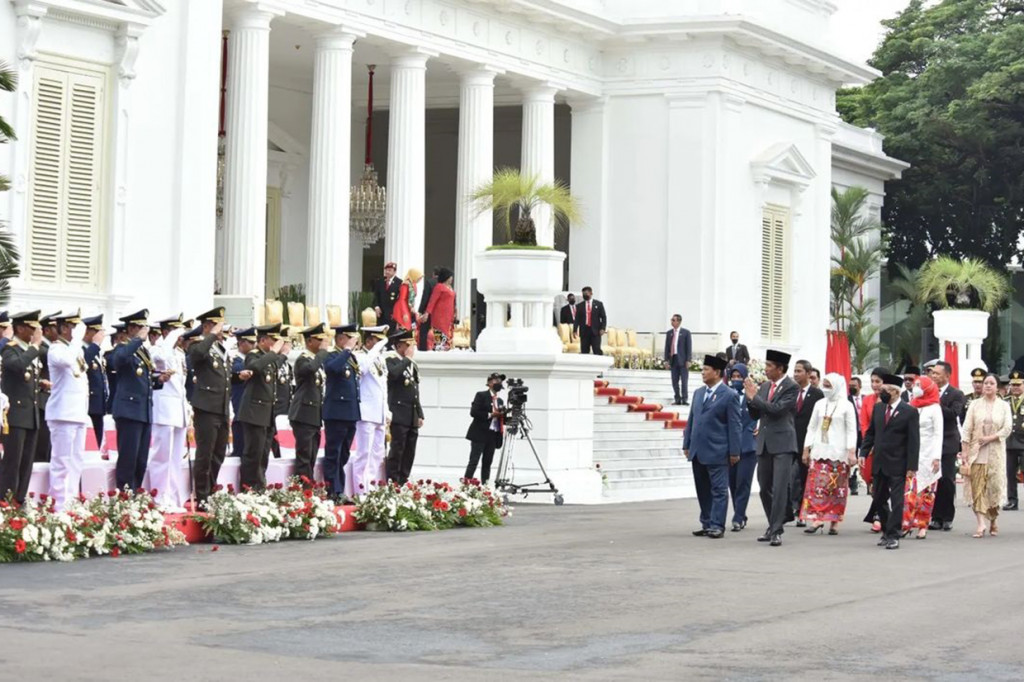 Jokowi juga meminta TNI meningkatkan profesionalitas. Selain itu, Jokowi meminta TNI memelihara kemanunggalan TNI dengan rakyat.