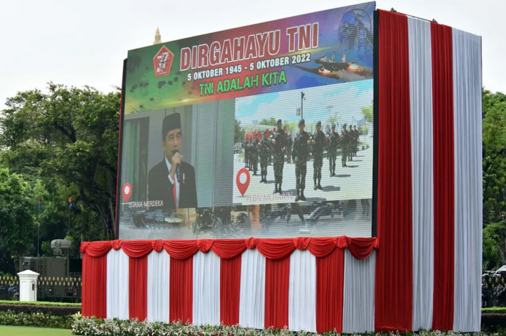 Presiden juga menyempatkan menyapa perwakilan prajurit TNI yang mengikuti upacara melalui konferensi video.