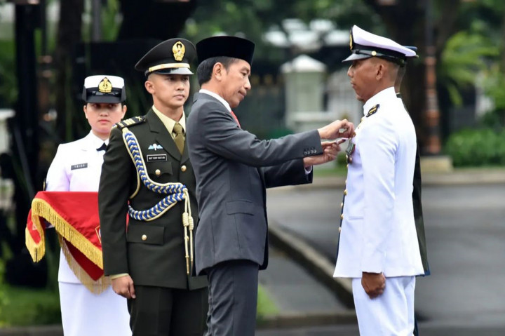 Dalam upacara tersebut Presiden menganugerahkan tanda kehormatan kepada prajurit TNI yang dinilai berjasa besar untuk kemajuan dan pembangunan TNI.
