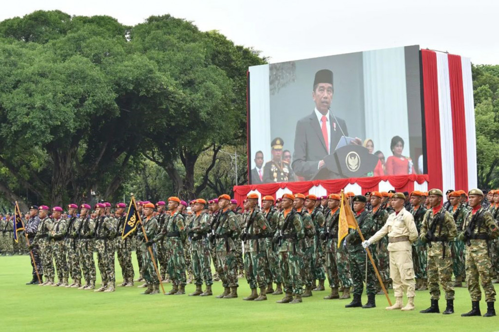 Dalam amanatnya di HUT TNI, Presiden Jokowi mengatakan pemerintah dan masyarakat Indonesia menaruh harapan besar terhadap TNI. Jokowi meminta TNI berpegang teguh sebagai tentara pejuang dan tentara profesional.