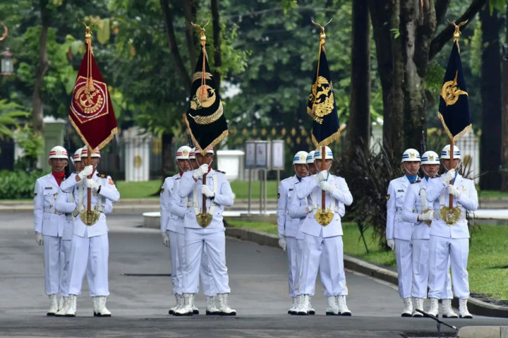 Sekretaris Militer Presiden (Sesmilpres) Laksamana Muda TNI Hersan membacakan Keppres penganugerahan tanda kehormatan ke tiga prajurit itu.