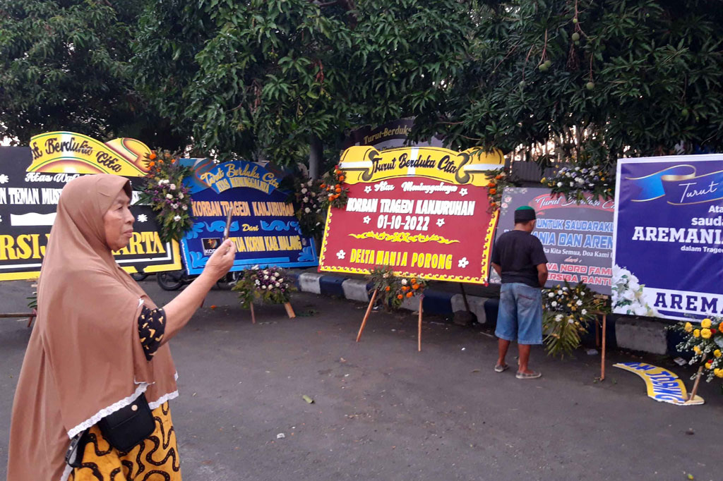 Ratusan karangan bunga memenuhi area Stadion Kanjuruhan, di Kabupaten Malang, Jawa Timur sebagai bentuk empati masyarakat usai terjadinya tragedi kemanusian yang menewaskan 131 orang pada Sabtu, 1 Oktober 2022, usai pertandingan antara Arema FC melawan Persebaya Surabaya.