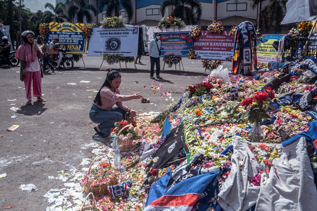 Korwil Aremania Stadion Kanjuruhan, Awang Karta di Kabupaten Malang, Jawa Timur, Rabu, 5 Oktober 2022 mengatakan bahwa karangan bunga dan papan ucapan belasungkawa mulai datang di area Stadion Kanjuruhan pada Minggu, 2 Oktober 2022. 