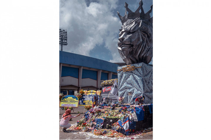 Awang menjelaskan, ia mengatur seluruh karangan bunga yang datang di area Stadion Kanjuruhan Malang tersebut. 