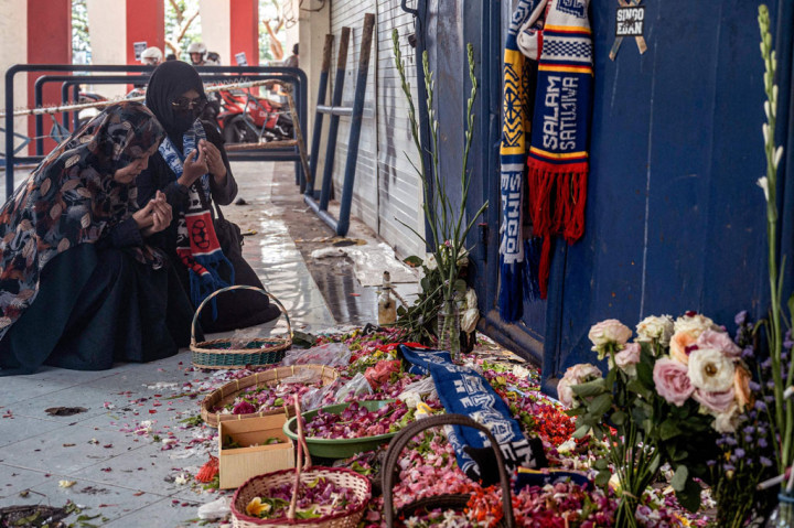 Selain ada ratusan karangan bunga dan ucapan belasungkawa tersebut, lanjutnya, juga diadakan kegiatan doa bersama dari sejumlah elemen masyarakat, khususnya para Aremania dan Aremanita. Doa bersama tersebut dilaksanakan secara spontan dan tidak diagendakan sebelumnya.
