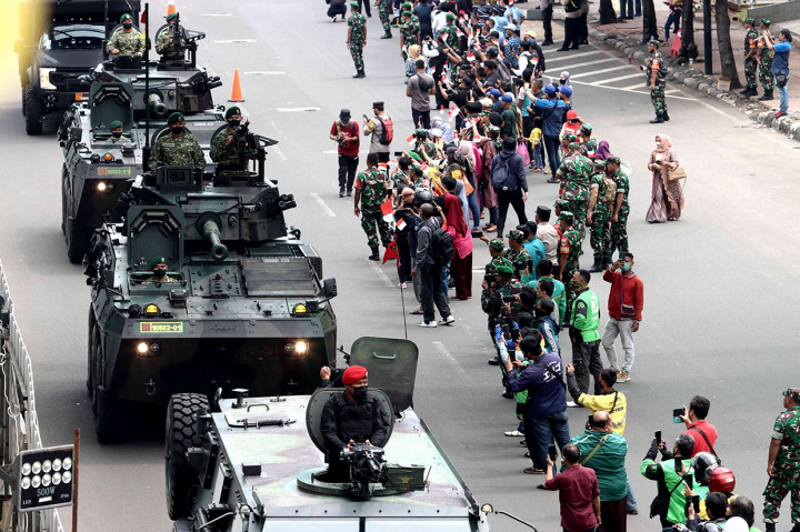 Peringatan HUT TNI di Istana dimeriahkan oleh pertunjukan pesawat tempur, pameran alutsista dan defile pasukan.