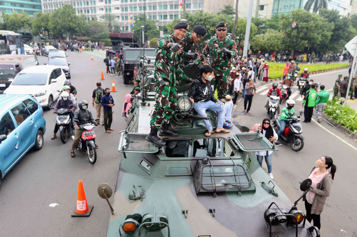 Sejumlah masyarakat terlihat berdatangan di kawasan Monas tepatnya Jalan Medan Merdeka Barat, sejak pagi hari ini.