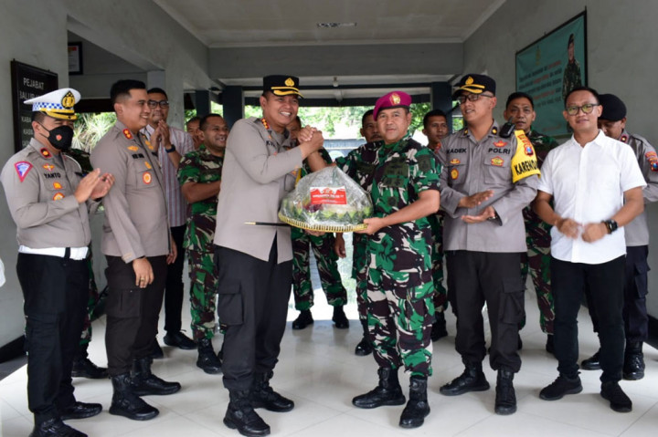 Sidoarjo: Memperingati HUT ke-77 TNI, Polresta Sidoarjo membagikan nasi tumpeng ke sejumlah kantor satuan TNI yang berada di wilayah Kabupaten Sidoarjo, Jawa Timur, Rabu, 5 Oktiber 2022. Sedikitnya 22 paket nasi tumpeng dibagikan ke aparat TNI yang sedang bertugas.