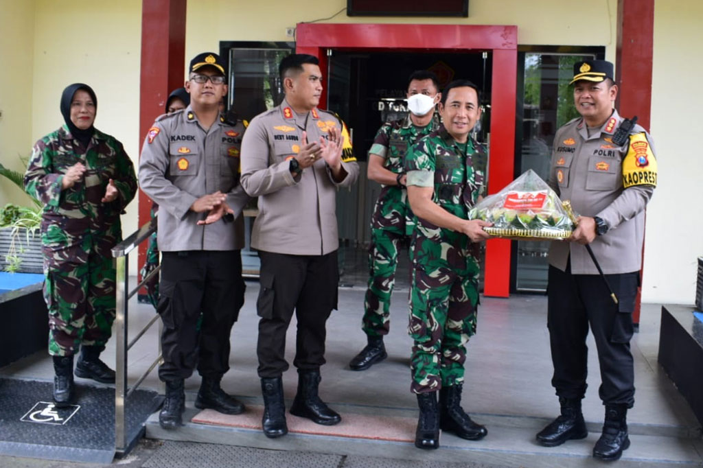 Selain itu masih ada Batalion Arhanudze 8 Gedangan, Yonif 1 Marinir, Brigif 2 Marinir, Pusat Penerbangan Angkatan Laut (Puspenerbal), Pangkalan TNI Angkatan Udara Surabaya, dan markas TNI lain.
