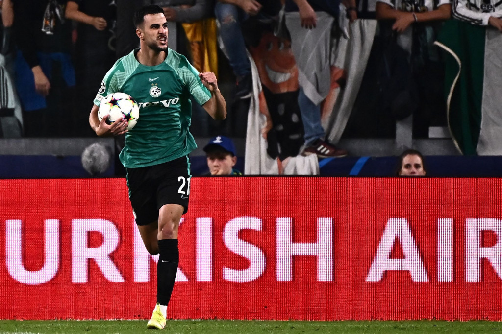 Maccabi kemudian memperkecil 1-2 lewat Dean David.