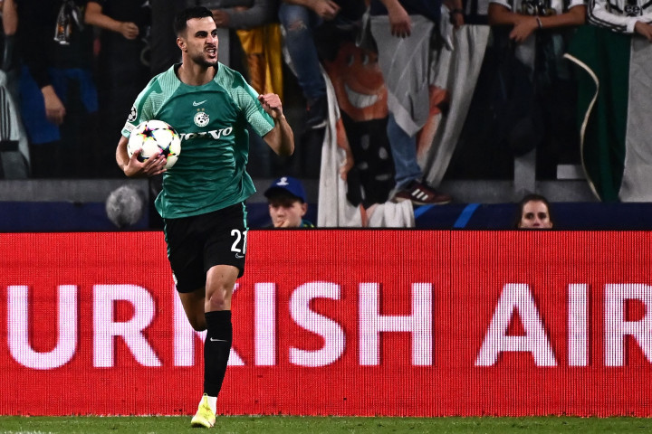 Maccabi kemudian memperkecil 1-2 lewat Dean David.