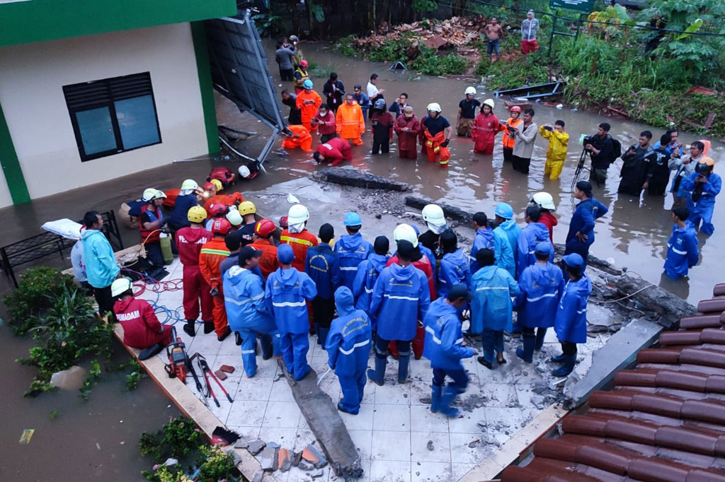 Petugas berada di lokasi bangunan tembok Madrasah Tsanawiyah Negeri (MTsN) 19 Pondok Labu yang rubuh, di Pondok Labu, Cilandak, Jakarta Selatan, Kamis, 6 Oktober 2022.